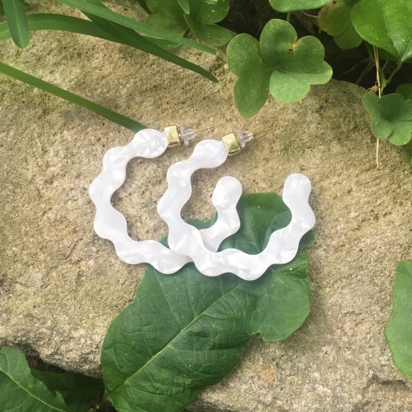 New! Scalloped resin hoop earrings💫 - Picture 3 of 5